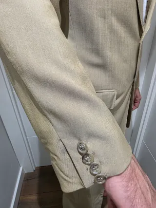 Traje clásico arena