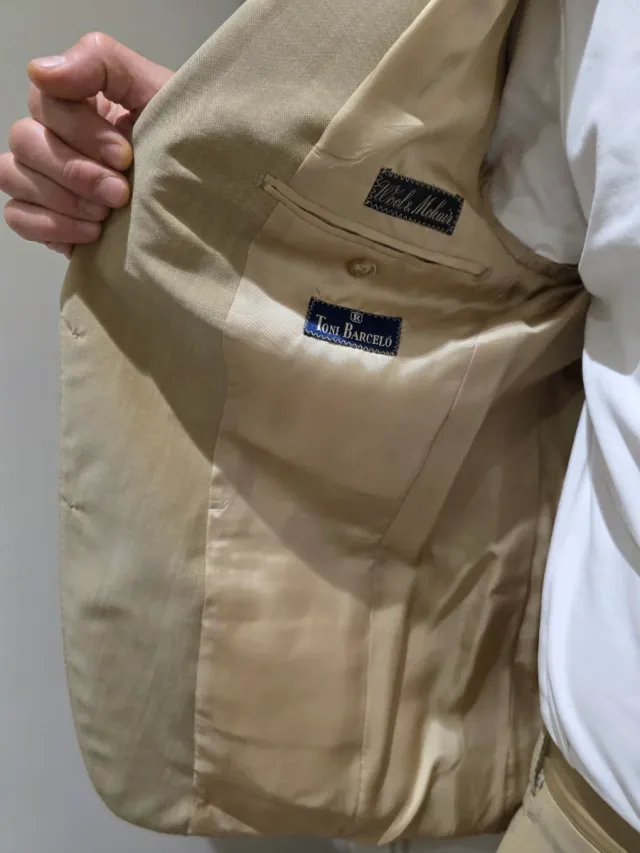 Traje clásico arena