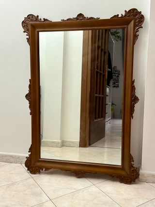 Specchio con cornice in legno intagliata