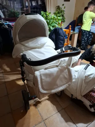 Carrito de bebé blanco