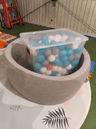 Piscina de bolas gris para niños