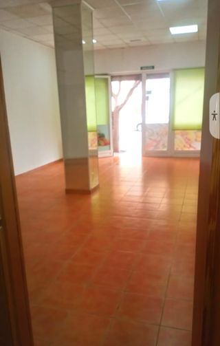 Local 80m2 con aseo y salida humos