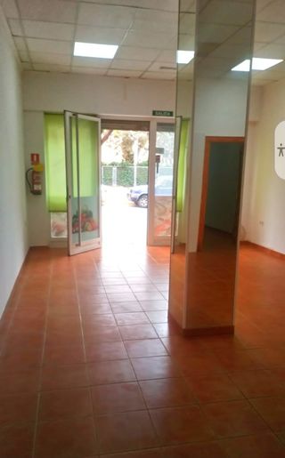 Local 80m2 con aseo y salida humos