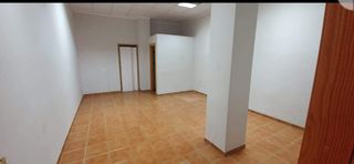 Local 80m2 con aseo y salida humos