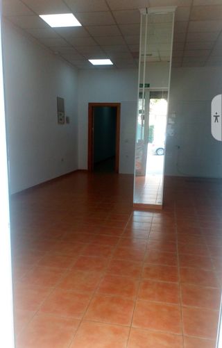 Local 80m2 con aseo y salida humos