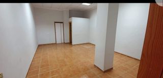 Local 80m2 con aseo y salida humos