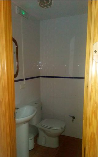 Local 80m2 con aseo y salida humos