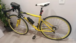Bicicleta Giant de carretera amarilla