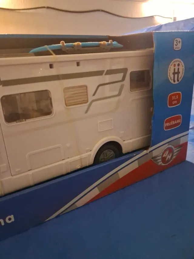 Autocaravana de juguete nueva con figuras