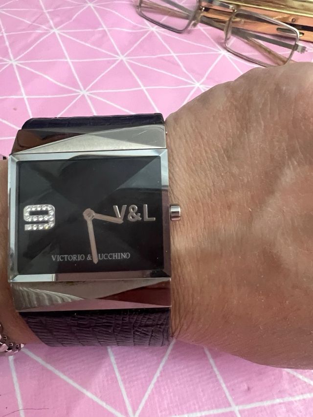 Reloj Victorio & Lucchino Negro/Plata en perfecto