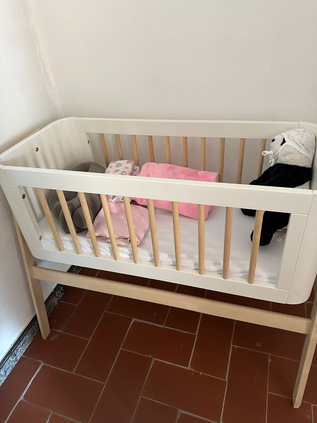 Cuna de bebé blanca y madera