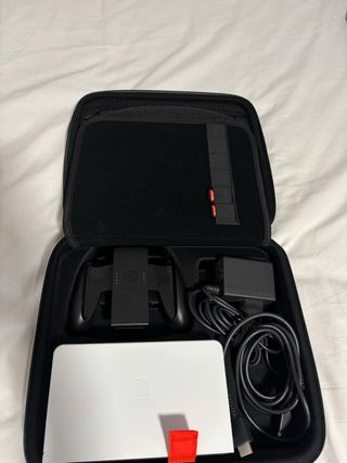 Nintendo Switch OLED + Accessori e 2 Giochi