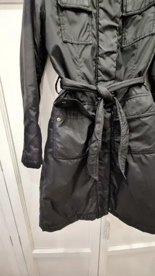 Parka negra con cinturón