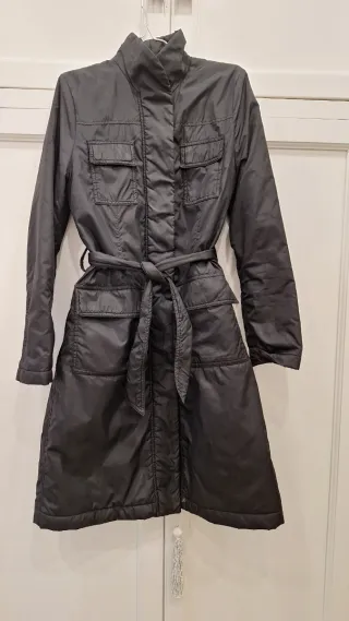 Parka negra con cinturón