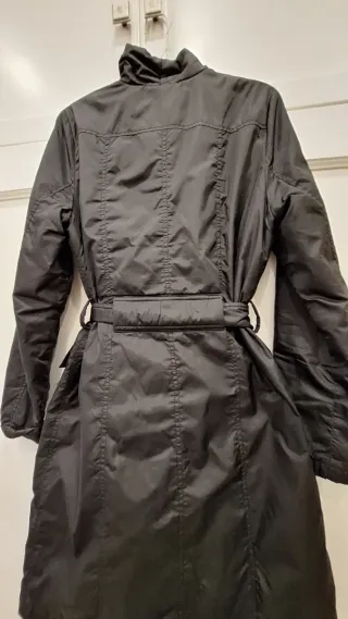 Parka negra con cinturón