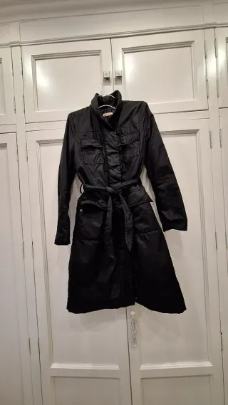 Parka negra con cinturón