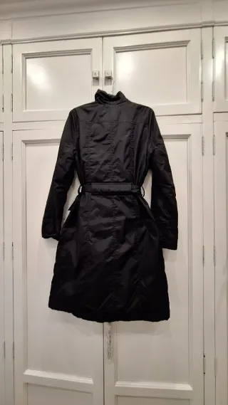 Parka negra con cinturón