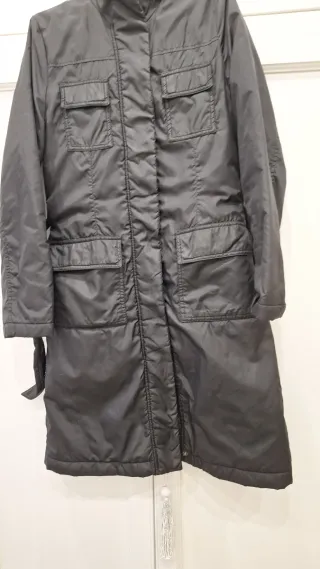 Parka negra con cinturón