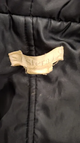 Parka negra con cinturón