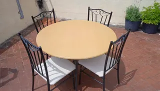 Mesa redonda beige con 4 sillas de hierro