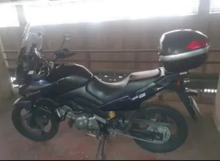 Suzuki V-Strom 650 ambiental verde