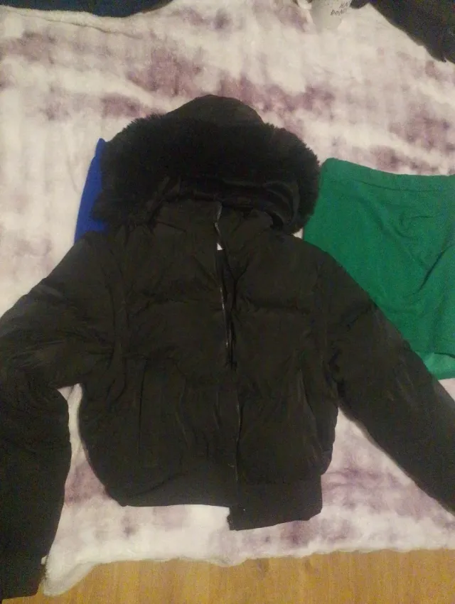 Abrigo negro con capucha