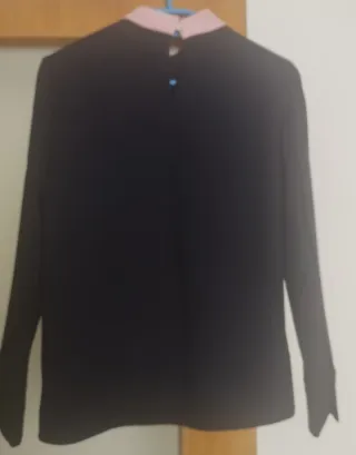 Blusa Ted Baker negra con cuello rosa