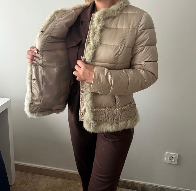 Chaqueta beige con pelo y flecos