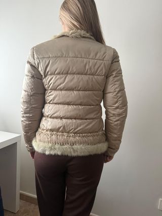 Chaqueta beige con pelo y flecos