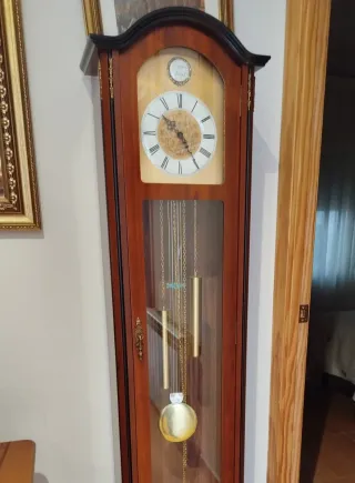 Reloj de pie clásico madera