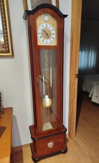 Reloj de pie clásico madera