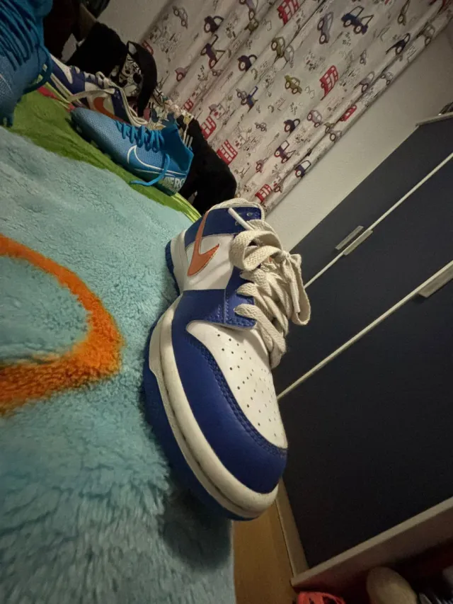 Zapatillas deportivas azules y blancas