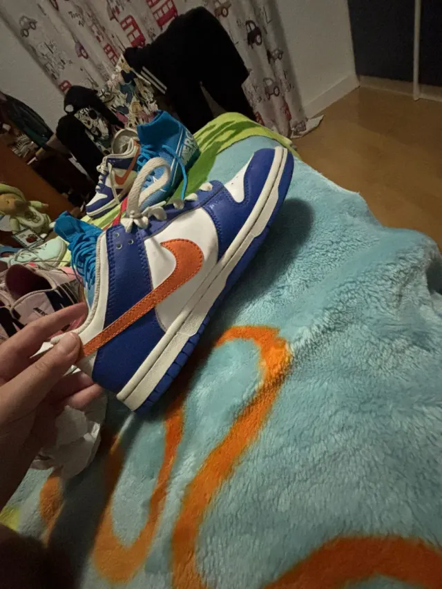 Zapatillas deportivas azules y blancas