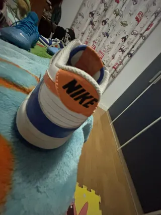 Zapatillas deportivas azules y blancas