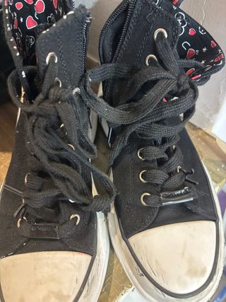 Tenis tipo Converse negros con blanco