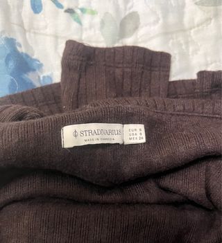 Camiseta marrón hombros descubiertos