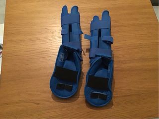 Espinilleras y protecciones. Sin usar