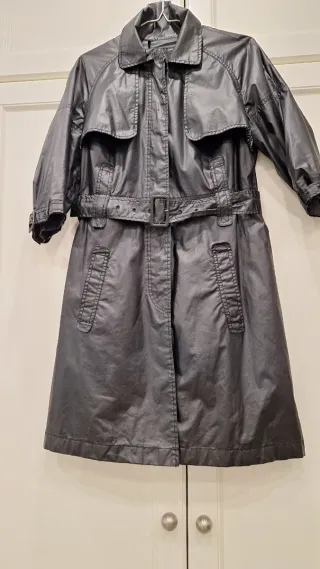 Gabardina negra con cinturón