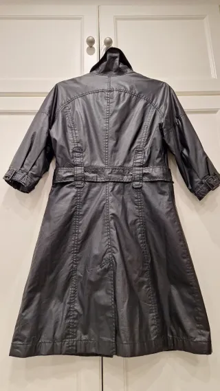 Gabardina negra con cinturón