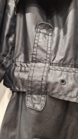 Gabardina negra con cinturón