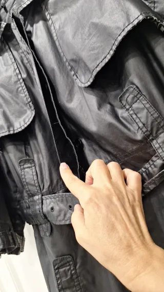 Gabardina negra con cinturón