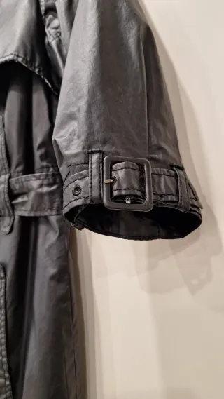 Gabardina negra con cinturón