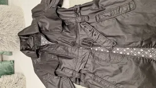 Gabardina negra con cinturón