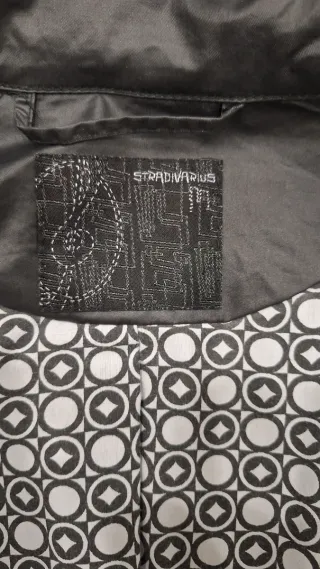 Gabardina negra con cinturón