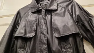 Gabardina negra con cinturón