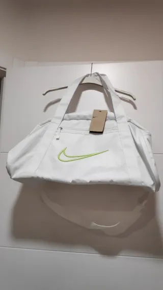 Bolsa de deporte Nike blanca con logo verde
