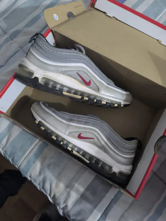 Zapatillas Nike Air Max plateadas y rojas