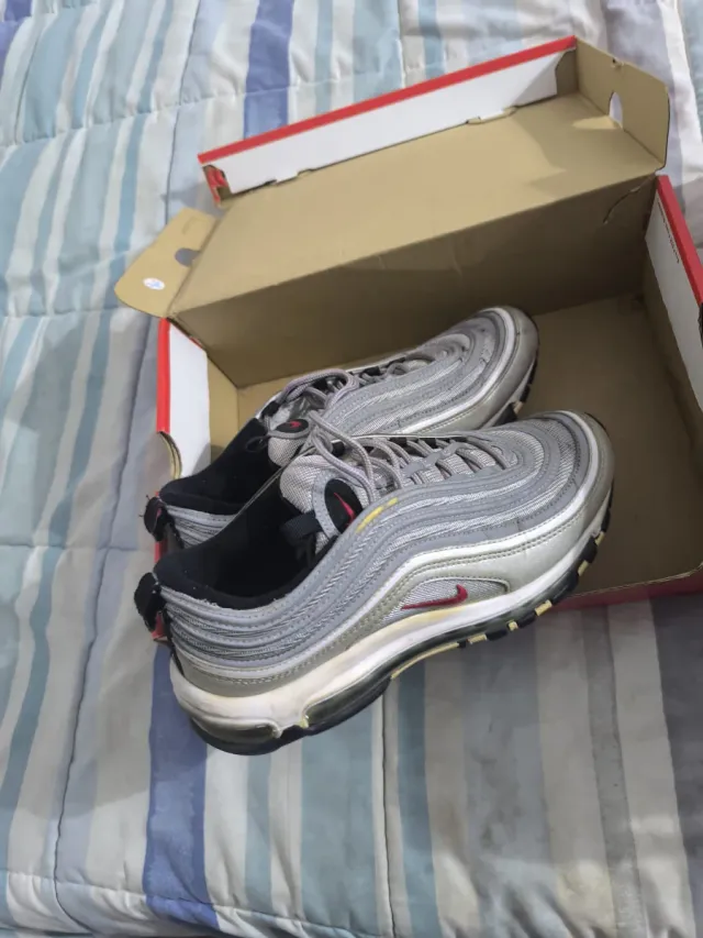 Zapatillas Nike Air Max plateadas y rojas