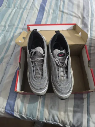 Zapatillas Nike Air Max plateadas y rojas