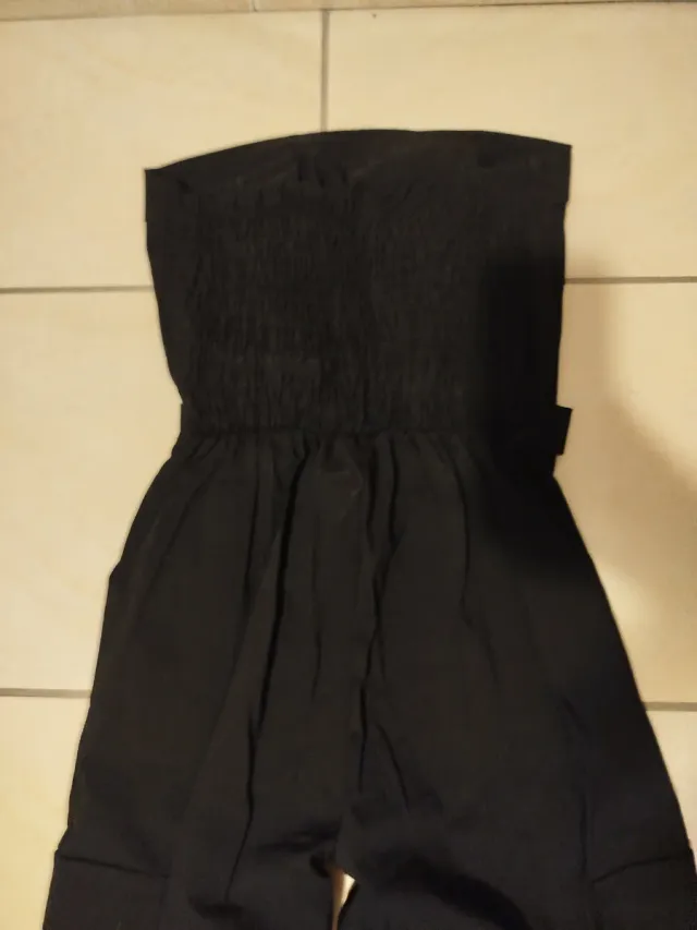 Mono negro largo con cinturón+ vestido rayas gris